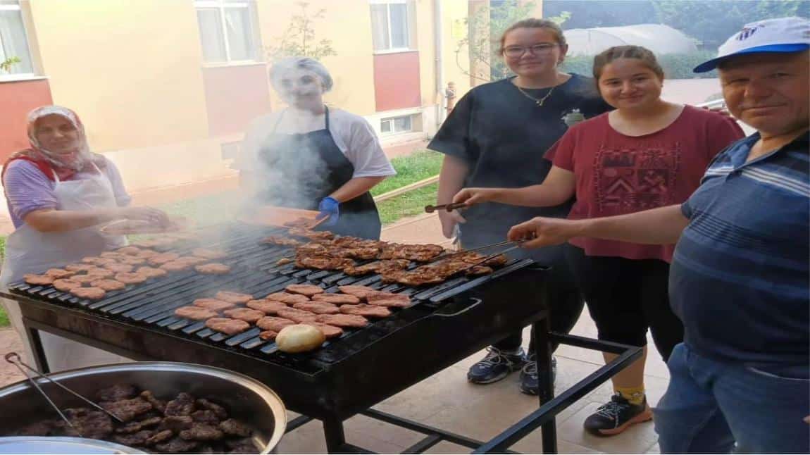 ÖĞRENCİLERİMİZLE MANGAL KEYFİ YAPTIK